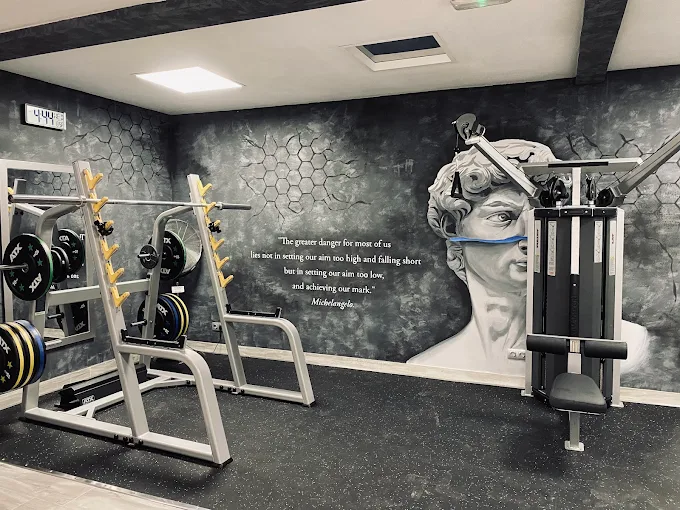 Mural del David de Miguel Ángel en la sala de sentadillas de Cuzco Gym